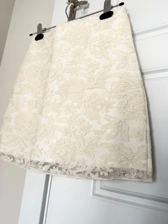 Brand new Elegant Cream Lace A-Line Skirt - Picture 2 of 6